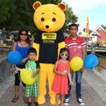 Weichert_Realtors_Mascot_with_Family_at_RWFF